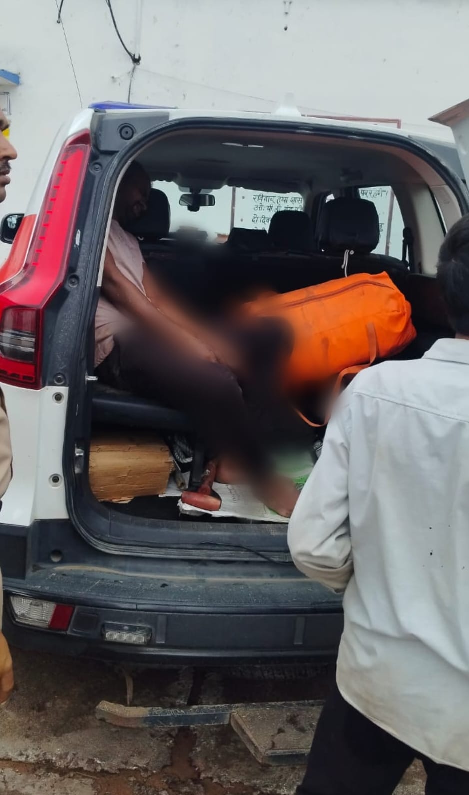 टीकमगढ़ के थाना बल्देवगढ़ क्षेत्र में मोटर साइकिल अनियंत्रित होकर पुलिया से गिरी घायल चालक को, डायल-112 जवानों ने  पहुँचाया अस्पताल। 